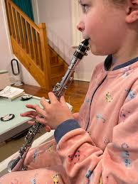 What causes flat middle register notes