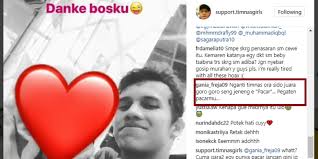 Kamu itu adiba goblok.seharusnya kamu itu pdkt dengan dgn anak anak pesanteren atau seorang hafidz bukan yang ahli dunia kayak pemain bola dan sebagaolinya bikin malu malu saja keluargamu dan nama baik abi mu almarhum uje.tolol. Anak Umi Pipik Kepergok Jalan Bareng Pesepak Bola Muda Tanah Air Ini