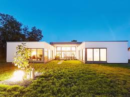180 M Luxuriose Wohnflache Mit Riesen Fensterfronten Zum Garten In Schlichten Weissen U Formig Um Die Terrasse Angeordneten Q Hausbau Grundriss Haus Bungalows