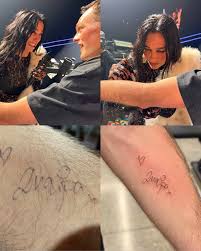 Fan se tatuó el autógrafo de Dua Lipa! 😱💖 Durante el show en Auckland, un  fan le pidió a Dua que le dibujara su firma para tatuarsela, Dua accedió y  él después