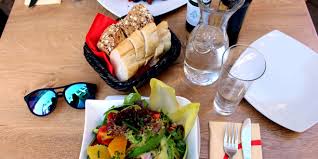 Wenn du beim essen wasser trinkst, könnte dies die verdauung beeinflussen. Mehr Wasser Trinken Ein Gesunder Flussigkeitshaushalt Trigema Magazin