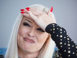 Entweder man fand diesen stil total gut oder man hasste ihn. Daniela Katzenberger Bekommt Mit 32 Jahren Graue Haare Wie Die Tv Blondine Damit Umgeht People