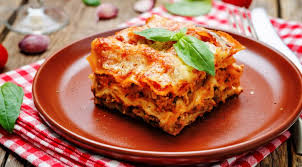 Kıymalı sosu için, geniş bir tencerede 500 gram çift çekim dana döş kıymayı kavurun. Lazanya Turkiye De Neden Fazla Tutmadi Eksi Seyler