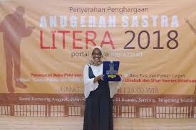 Novels, plays, and poetry are referred to as literature , especially when they are. Penyair Willy Ana Sabet Penghargaan Puisi Terbaik Anugerah Sastra Litera 2018