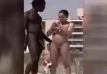 Femme senior célibataire de 56 ans cherche homme pour rencontre sérieuse. Jambes Sur Le Volant Une Femme Nue De 50 Ans S Enfile Un Concombre Frais Dans V2sexe Com 07 27 2021