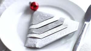 Nous avons sélectionné une serviette imprimée qui représentera le costume du père noel. Pliage De Serviette En Papier Pour Noel En 6 Tutoriels Chic Et Thematiques