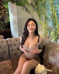 Asian cleavage : r/prettyasiangirls