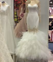 Simbabwe singapur sint maarten slowakei slowenien somalia spanien spitzbergen und jan mayen sri lanka st. Wedding Dress Hochzeitsmesse Impressionen Hochzeit Heiraten Brautkleid Blumenstrauss Hochzeitskleid Federn Brinisfashionbook