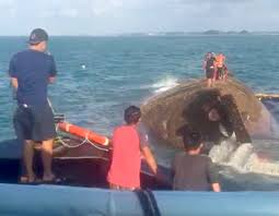 Almost 300 tonnes of oil spilled into malaysian and singaporean waters after two container ships collided in a malaysian port, officials said wednesday. Manifold Times Malaysia Oil Tanker Mt Wan Da Sinks Off The Coast Of Johor Oil Spill Reported