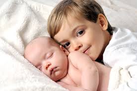 كيف تتغلبين على غيرة طفلك من المولود الجديد الخليج أونلاين