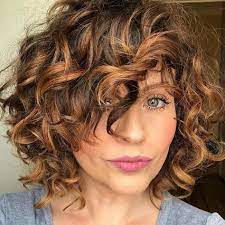 Les 55 Tendances Coiffures Cheveux Boucles 2019 Geniales A Copier Coiffure Cheveux Boucles Cheveux Courts Boucles Cheveux