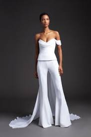 Schicke hosenanzüge werden mit einer bluse oder einem edlen shirt, pumps oder auch eleganten schnürschuhen zum adäquaten look für besondere anlässe. 50 Hosenanzug Fur Die Hochzeit Ideen Hosenanzug Brautkleid Braut