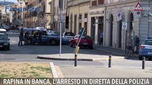 Un malvivente armato è entrato alla banca di arborea e si è fatto consegnare il denaro. Rapina In Banca Spettacolare Arresto Della Polizia Youtube