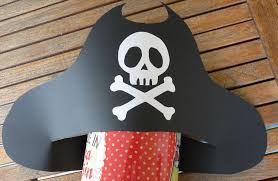 Mets de la colle sur les extrémités de tes formes, et colle les deux morceaux ensemble. Chapeau Pirate Diy Facile Costume De Pirate Deguisement Pirate Deguisement Pirate Enfant