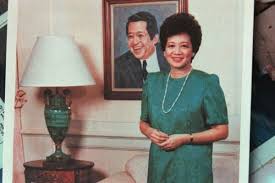 小贝尼格诺·塞尔维利诺·尼诺·阿基诺（菲律賓語：benigno simeon ninoy aquino, jr.，1932年11月27日－1983年8月21日）菲律賓政治人物，為菲律賓民主之父、反對派領袖。華人地區常稱為艾奎諾二世。 8x8cz76mr0gjfm