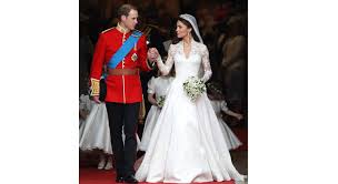 Une robe originale qui sort des sentiers battus, le haut tout en dentelle avec comme détail le jabot qui donne un côté très classe, la bas de la robe avec des poches qui donne un. People Les 25 Plus Belles Robes De Mariee Qui Nous Font Rever