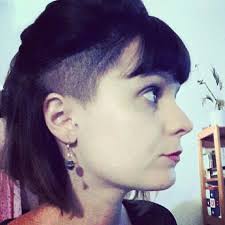 En version lisse ou ondulée, le carré plongeant est devenu le modèle de carré qui nous fait toutes craquer en 2021. Coupe De Cheveux Carre Plongeant Rase Sur Un Des Cote