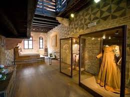 Dal nostro hotel, puoi raggiungere a piedi con una piacevole passeggiata, tutti i luoghi d'interesse e le famose vie dello shopping, tra cui via mazzini. Monumenti Di Verona Casa Di Giulietta Verona Monumenti Case