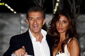 Io 25 anni, lei ne sta per compiere 18! Trentatre Anni Di Differenza Lei Bellissima Giovane E Sensuale Sta Con Uno Dei Volti Piu Noti E Amati Della Televisione Bigodino