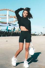 Black Biker Shorts Outfit Summer Giordana Serrano Biker Shorts Dad Sneaker Outono Inverno Street Style Bike Shorts Outfit Summer Shorts Outfits Biker Shorts Outfit