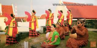 Tari kipas serumpun adalah sebuah seni tari kreasi yang berasal dari kabupaten banyuasin, provinsi sumatera selatan. Properti Tari Kipas Pakarena Tarian Ungkapan Syukur Masyarakat Gowa Kumparan Com