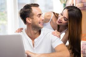 Aufgeregt Lächelnde Paar Mit Laptop Zu Hause. Online-Shop. Glücklich Junge  Frau Häusliche Computer. Verliebt Stockfoto - Bild von lachen, leute:  223502108