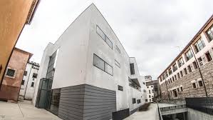 Il sindaco di venezia, luigi brugnaro, ha sottoscritto questa mattina un protocollo d'intesa, con il ministro della giustizia andrea orlando e il direttore abbiamo pensato di destinare i 17 milioni del bando periferie assegnati al comune di venezia nella costruzione del secondo lotto della cittadella. Cittadella Della Giustizia Senza Vita Ma In Finale Al Premio Di Architettur