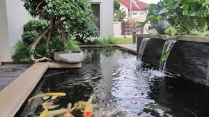 Jika taman di depan rumah berfungsi untuk mempercantik tampilan rumah, taman di belakang rumah biasanya digunakan untuk bersantai. Inspirasi Model Desain Kolam Ikan Minimalis Bongproperty Com