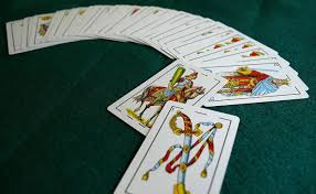 Sin embargo, la statal board poker, impuso un nuevo reglamento donde afirma que la escalera debía ser de 5 cartas en adelante, debido a que con 3 era muy fácil formar una escalera, de este modo, desde el año 1997 la escalera en 51 se forma con 5 cartas. Como Jugar Al Solitario Paso A Paso El Comercio