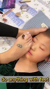 Inspiring Armless Beauty Uses Feet to Apply Makeup