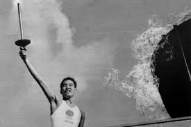 Em tóquio 1964, desta vez calçando tênis, bikila repetiu o feito e se sagrou bicampeão olímpico. Comeca A Olimpiada De Toquio Efemerides Do Efemello
