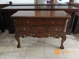 Untuk warna dan material, kamu bisa menyesuaikan sesuai selera. Meja Pajangan Ruang Tamu Cimahi Jualo