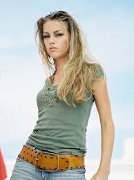 Amber Heard In 2009 Heard Starred In The Stepfather And Also Had A Small Role In The Horror Comedy Zombieland Amber Heard Women Amber