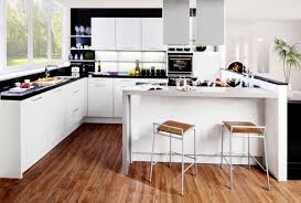 Vor der theke kann man an einem großen holztisch platz nehmen. Kuche Mit Kochinsel Und Theke Individuell Planen Almakuchen