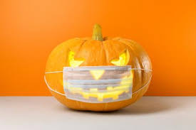 La calabaza con los ojos brillantes encendidos, la cara enojada asustadiza y el tronco encrespado en el top aisló el ejemplo del vector de la historieta en el fondo blanco. Como Hacer Una Calabaza De Halloween En Tres Pasos