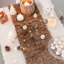 chemin de table fausse fourrure taupe decoration noel noel deco table noel