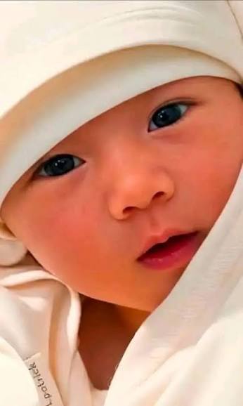 Ang cute ng mga mata niya like her mommy Alex Gonzaga 😍