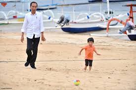 Jokowi main bola dengan para artis meriahkan hut ri ke 69 jokowi main futsal di hari kemerdekaan. 7 Momen Kedekatan Presiden Jokowi Dengan Jan Ethes Halaman All Kompas Com