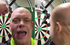 Wat Michael van Gerwen hier overkomt zal iedere amateurdarter bekend  voorkomen