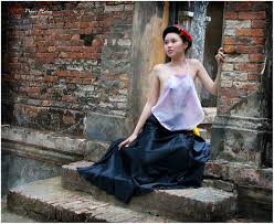 Ao yem (chemise) appeared in vietnamese life in a very old day, yet, not until ly dynasty was it however the revolutions of ao yem only happended at the beginning of the last century when on festive occasions, women throughout vietnam are embracing the ao yem and other traditional. Ao Yem Trang Shefalitayal
