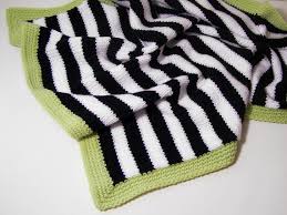Black And White Striped Crochet Blanket Love This Modern Baby Blanket In Black And White Stripes With Green Trim By Pinkyroo Baby Knitting Patterns Crochet Baby Baby Knitting