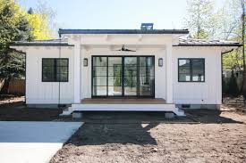Black And White Home Exterior Like This Vibe For The Denali Or Retreat White Exterior Black Roof Black Windows Framed In W Tiny House Exterior Beach House Exterior White Exterior Houses