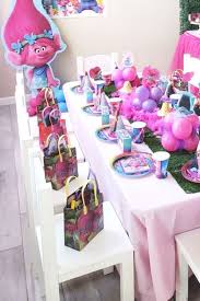 Trolls Themed Table Settings In 2020 Birthday Party Set Birthday Parties Girls Birthday Party Themes