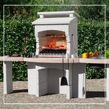 Les parties sont armées d'acier la. Un Barbecue En Pierre Reconstituee Makalu Crystal Met L Accent Sur L Authenticite Dans Votre Jardin Barbecue En Pierre Plan De Travail Barbecue