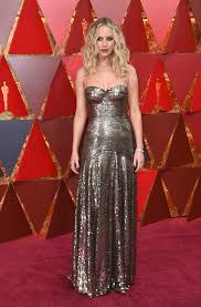 Rote teppiche werden häufig für besondere anlässe und empfänge vor dem eingang, auf treppen, aber auch am flughafen ausgerollt. Oscars 2018 Die Tops Und Flops Der Promi Outfits Express De