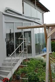 Wintergarten Teilweise Von Balkon Uberdacht Mit Abgeschragten Seitenteilen Wintergarten Garten Fenster Und Turen