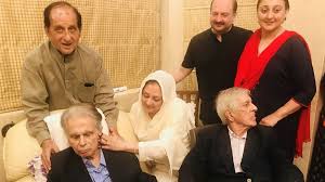 Dilip kumar had a younger brother named, (late) nasir khan. Breaking News Aslam Khan Younger Brother Of Dilip Kumar Dies Due To Covid19 Celebrities News India Tv