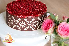 Ein feines netz aus schokolade, das den nachtisch krönt, kennen wir wer torten dekorieren möchte, findet hier schöne ideen. Schokoladen Tortenrand Mit Stencil Schablone Vanilletanz