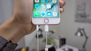 Hands On How The New Lightning Earpods Compare To The Old 3 5mm Earpods Video 9to5mac
