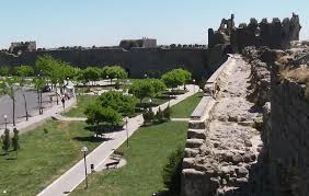 Deva partisi diyarbakır merkez kayapınar i̇lçe başkanı mehmet oruç, aile şirketi bünyesindeki yoğun ticari faaliyetlerden ötürü ilçe başkanlığı. Diyarbakir The Kurdish Project